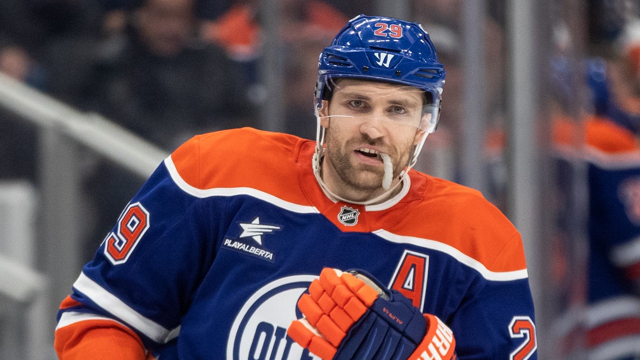 Oilers' Leon Draisaitl exits vs. Predators with apparent injury
