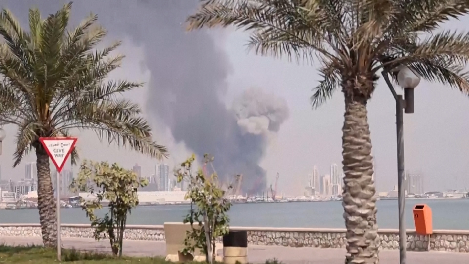 Click to play video: 'Missiles strike Bahrain, UAE as Iran retaliates for US-Israel assault'