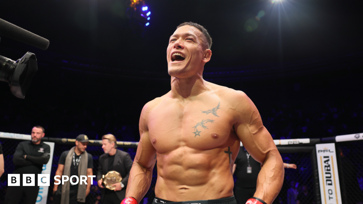 Costello van Steenis grappling with Fabian Edwards