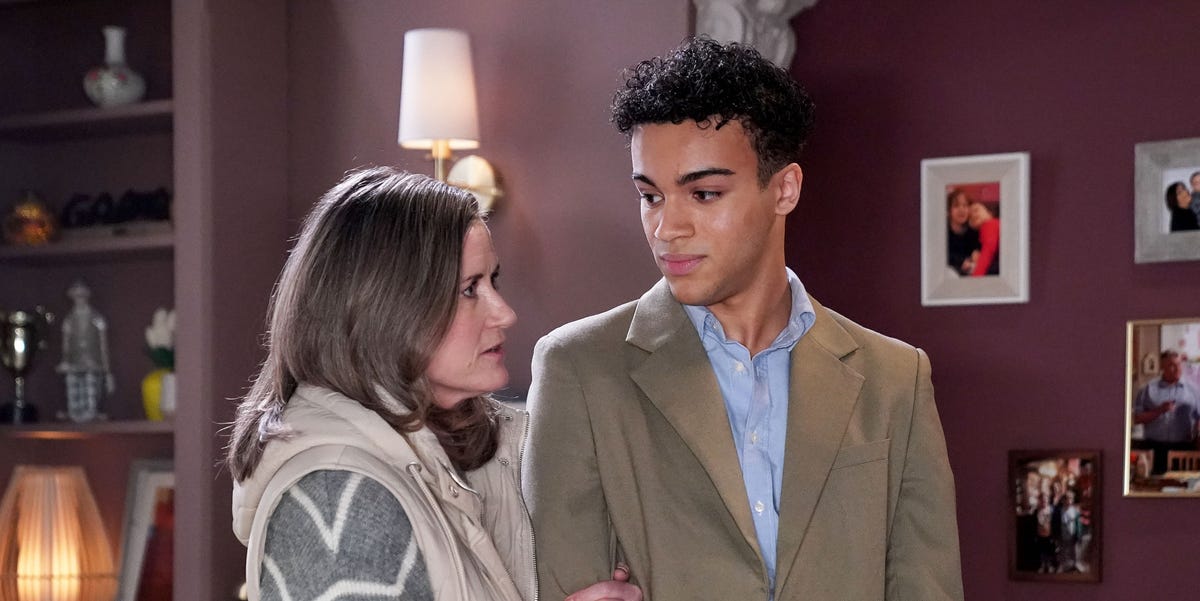 Josh faces Zoe and Kat at The Vic