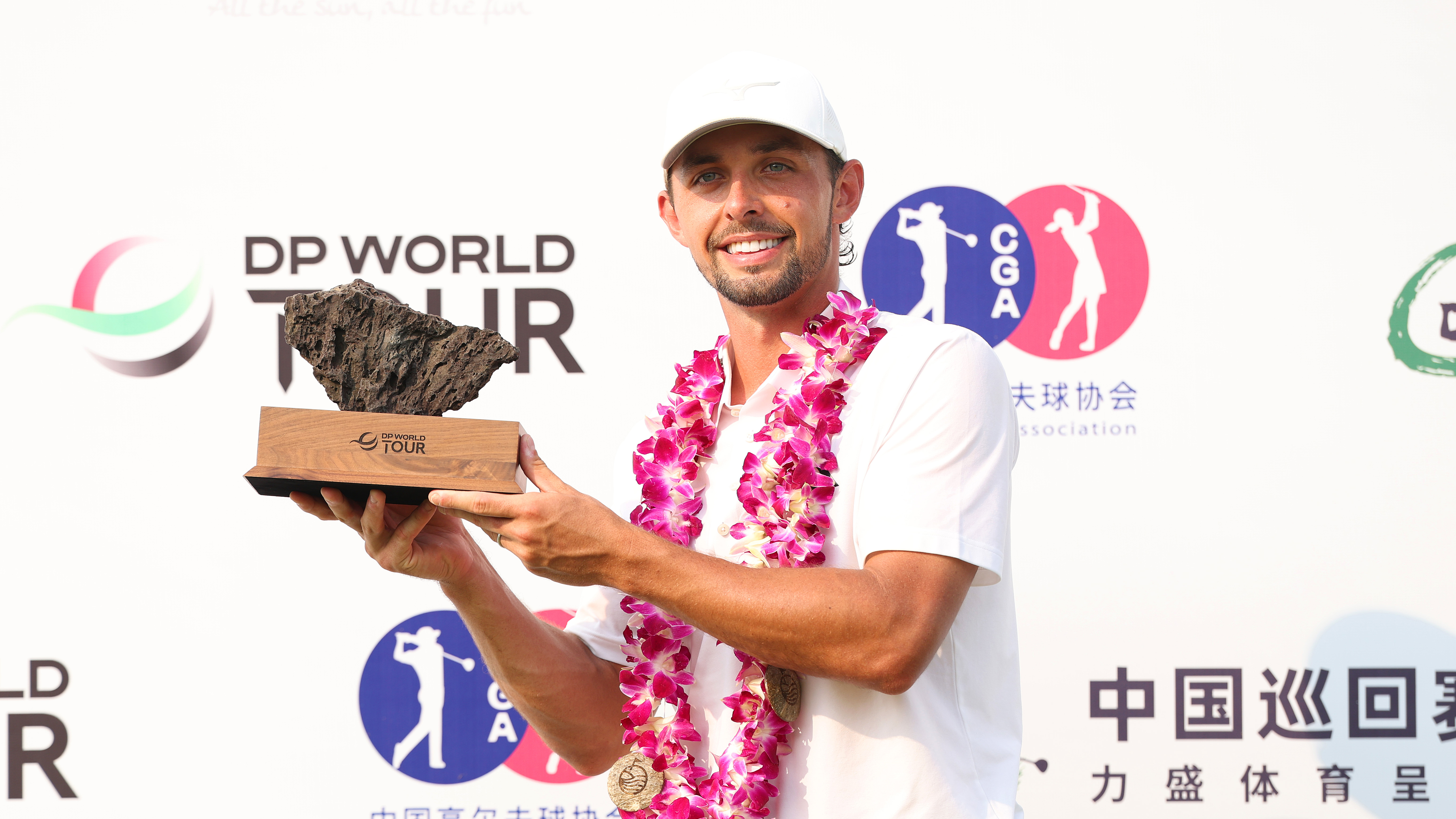 Marco Penge holds up the Hainan Classic trophy after winning in 2025