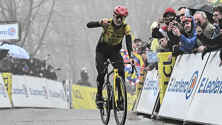 Eddie Dunbar out of Paris-Nice as carnage unfolds in rain | Video