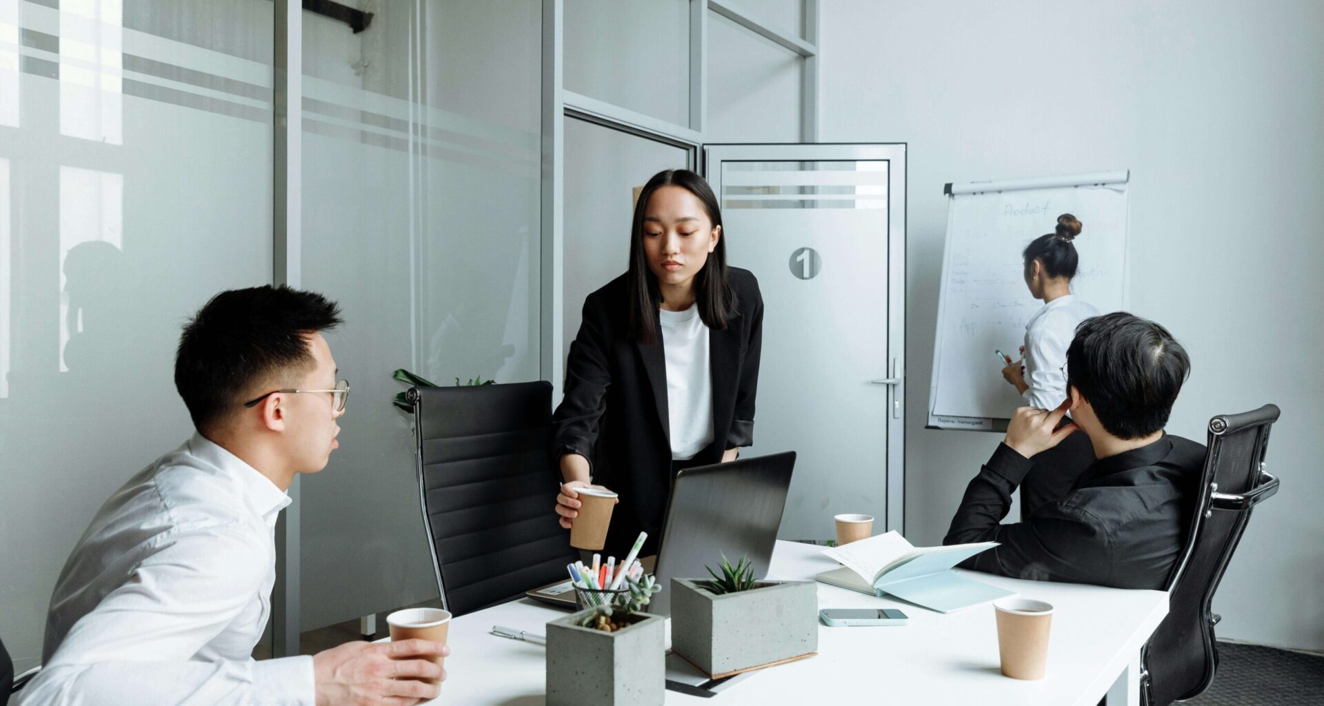 Job losses mark second straight month of decline in Canada