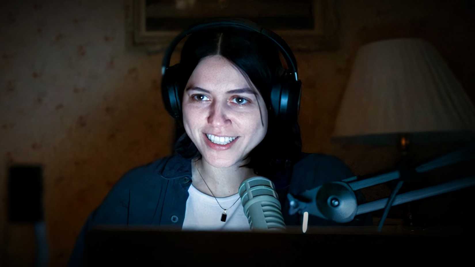 Evy is doing a podcast while smiling in Undertone