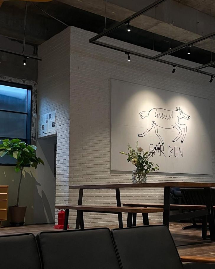 The interior of Café Far Ben in Seongdong District, Seoul / Captured from Instagram