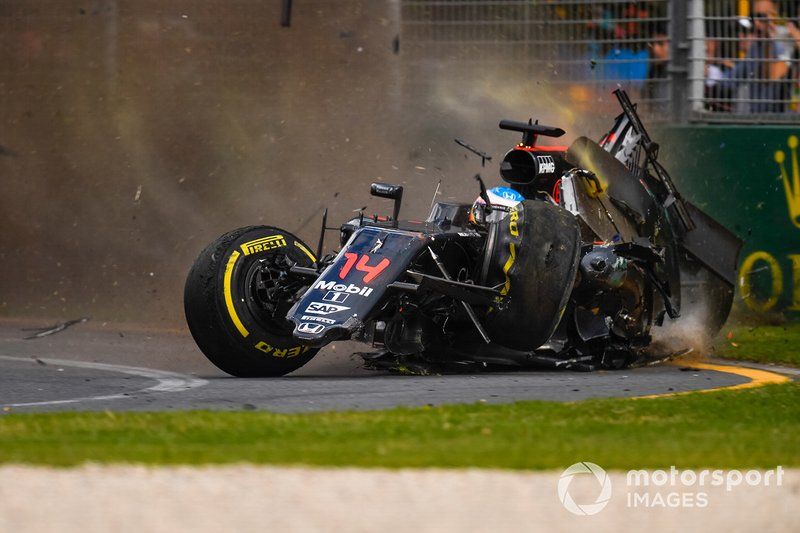 Fernando Alonso, McLaren MP4-31, crash