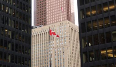 Are rising debt and defaults a warning sign of a looming economic crisis? - National