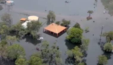 Police warn of crocodiles "absolutely everywhere" after Australia floods