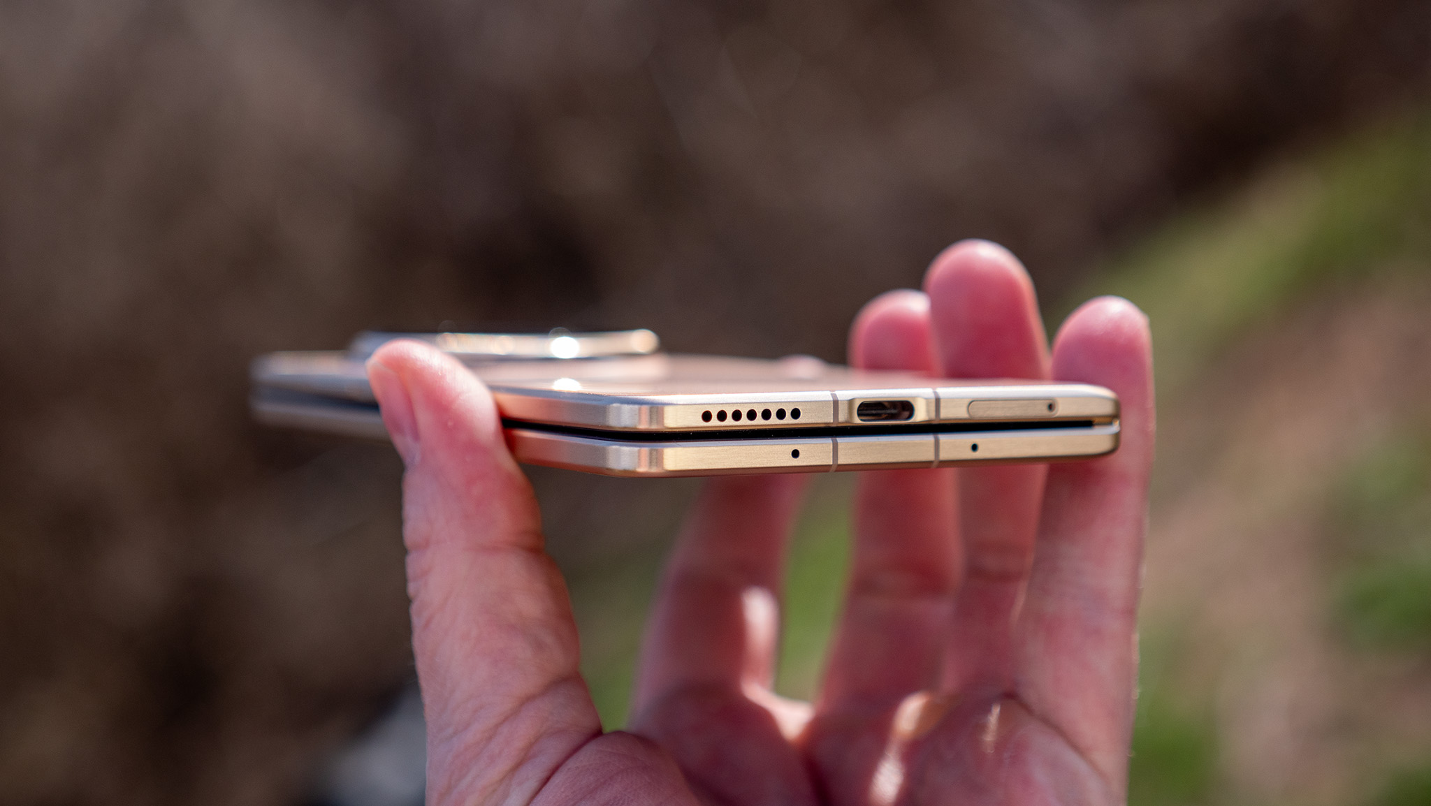 Holding the gold Honor Magic V6