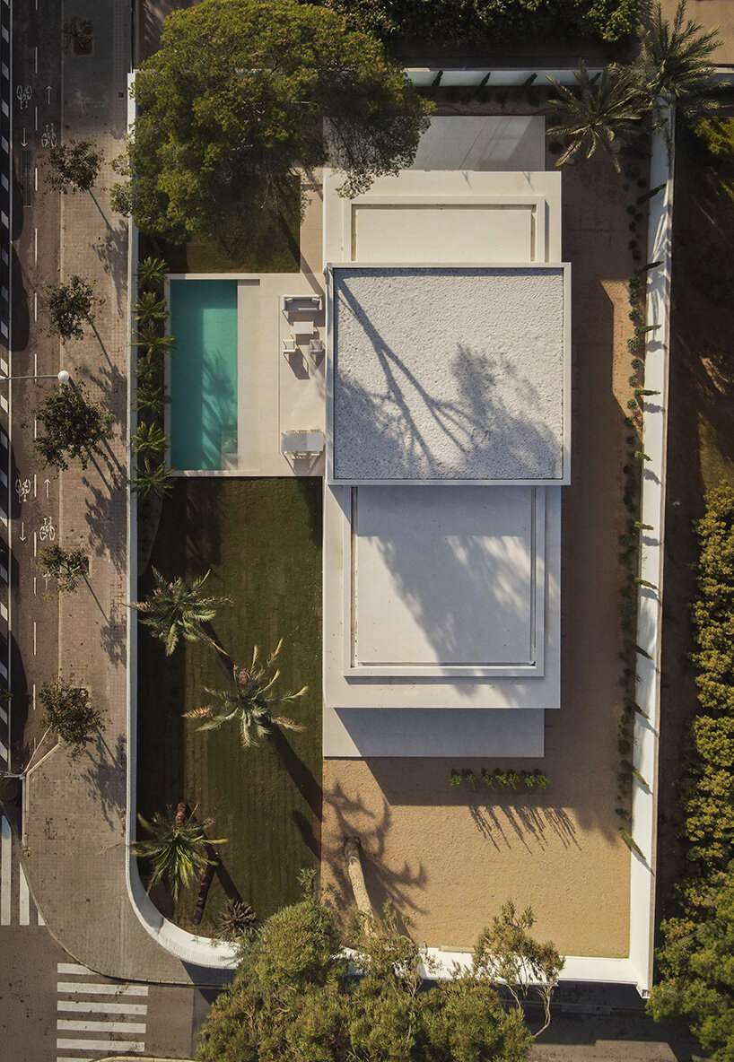 fran silvestre organizes three-part house around hovering living volume in spain - 2
