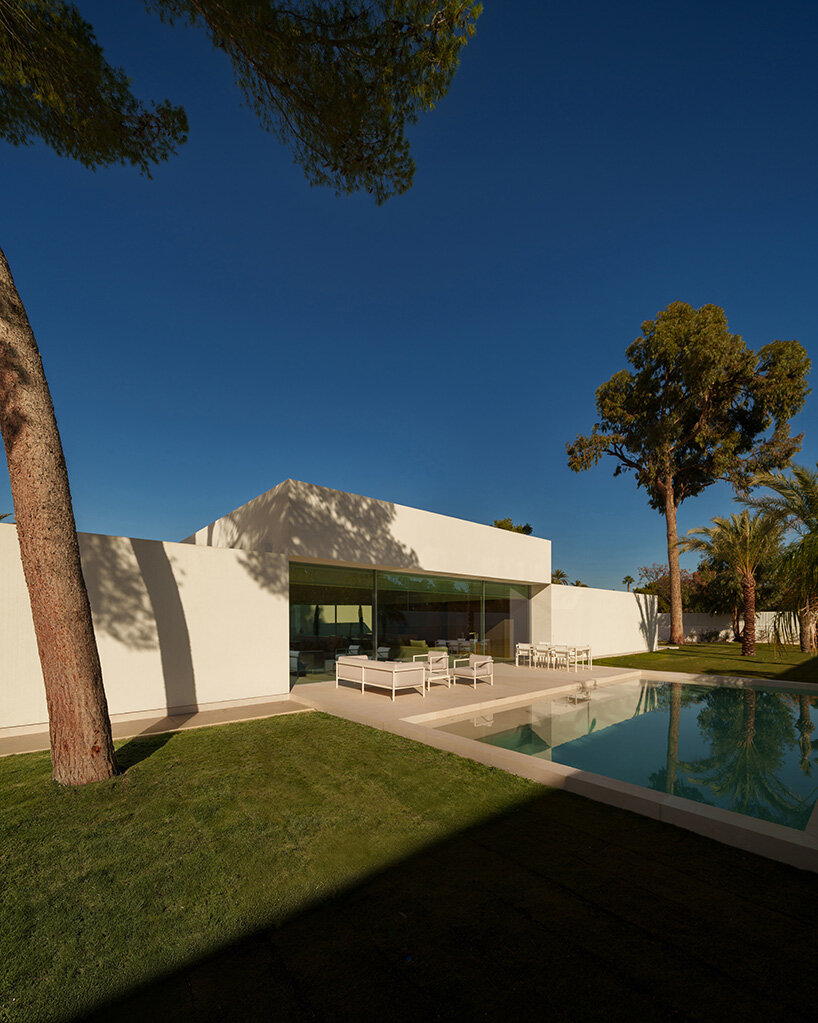 fran silvestre organizes three-part house around hovering living volume in spain - 4