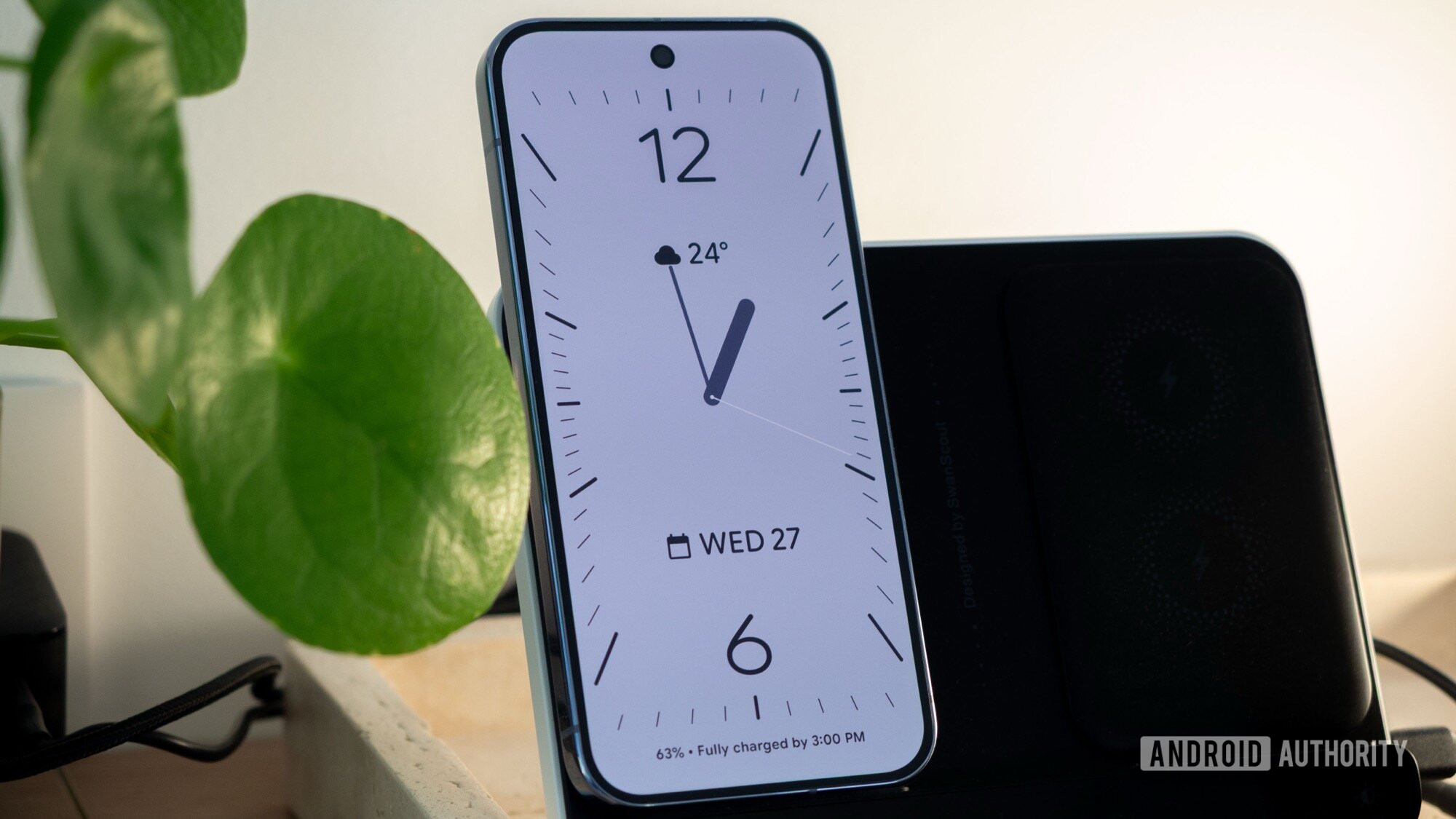 google pixel 10 pro screen saver analog clock