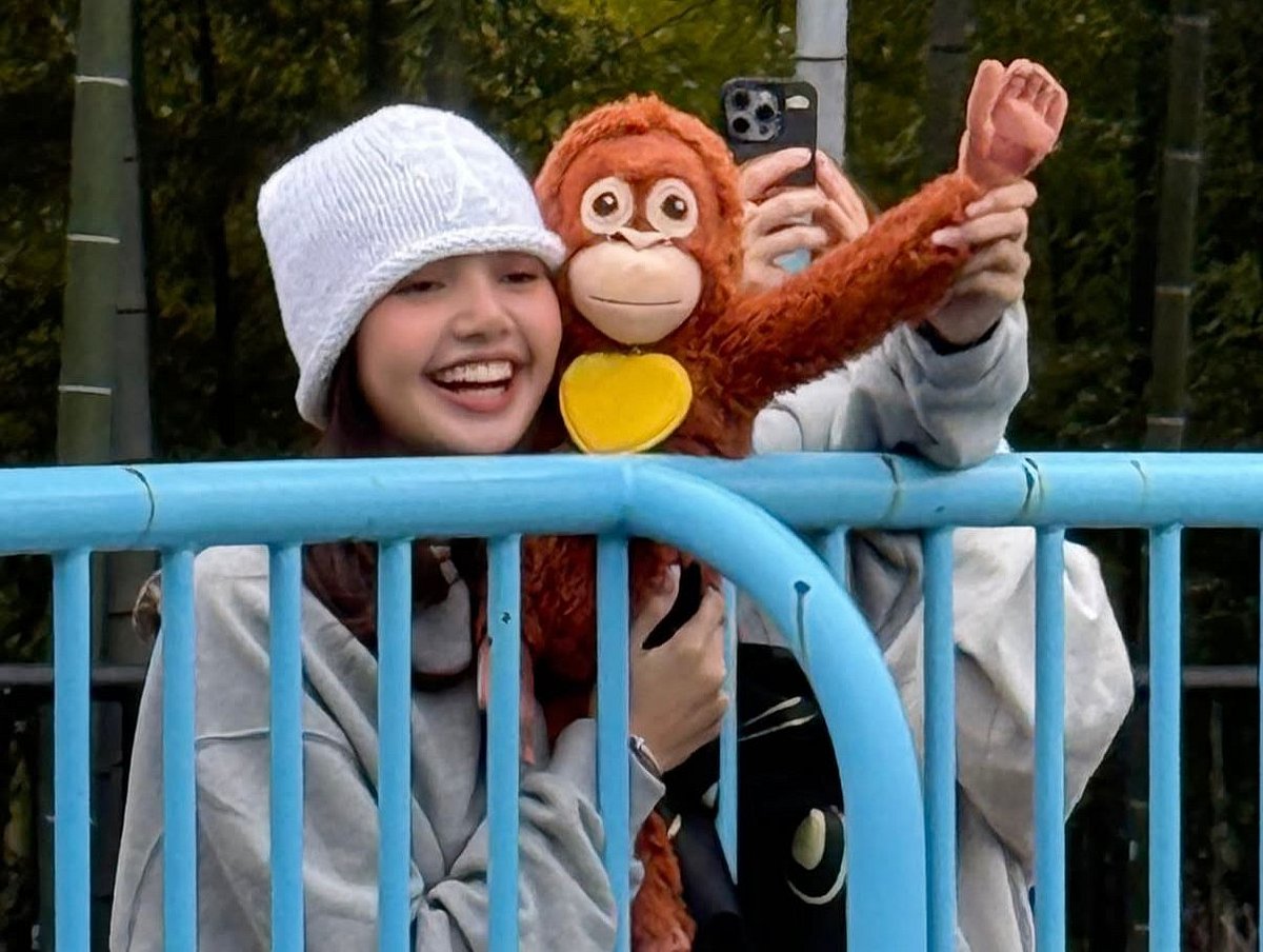 Lisa of Blackpink delights dans with visit to viral macaque Punch