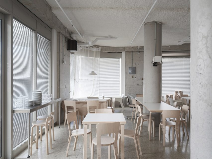 Dining area with mid-century seating and blockwork walls