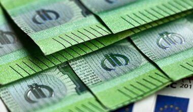 Households save €1 in every €8 as experts urge smarter investment