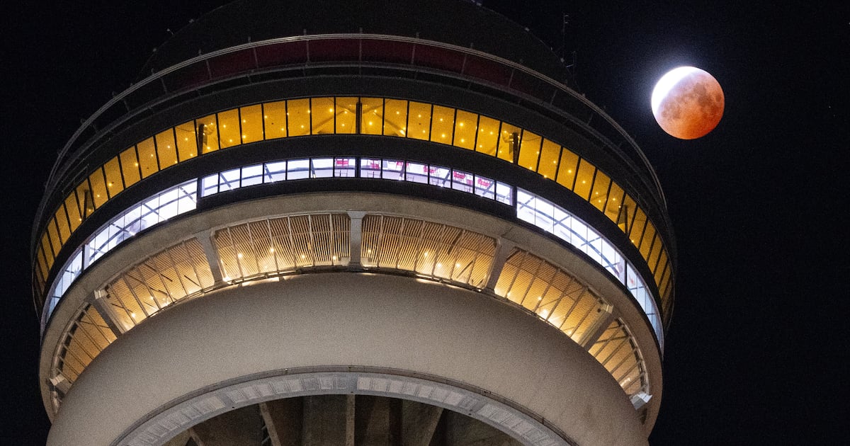 Total lunar eclipse will be visible from Toronto early Tuesday morning – CP24