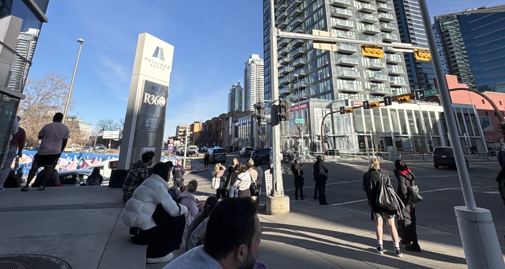 Downtown Calgary condo evacuated as police search for wanted person