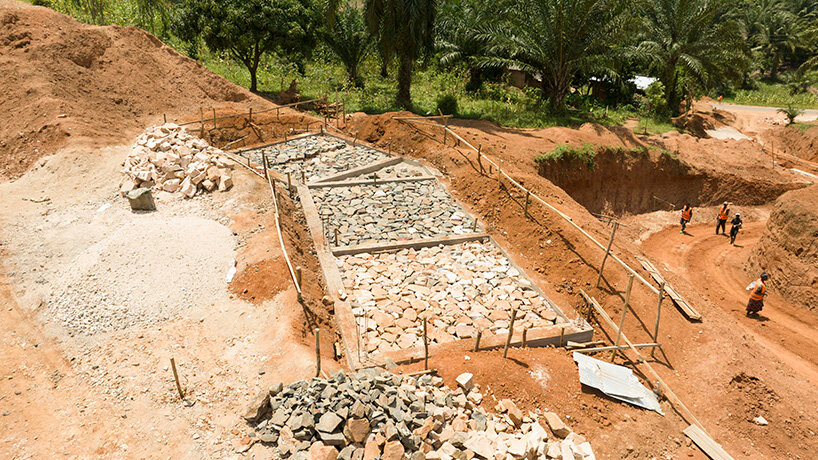 kéré architecture shapes clinic across hillside in burundi to expand rural healthcare access - 6