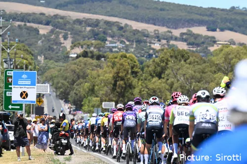 Imagen de un pelotón en una carrera profesional de la UCI