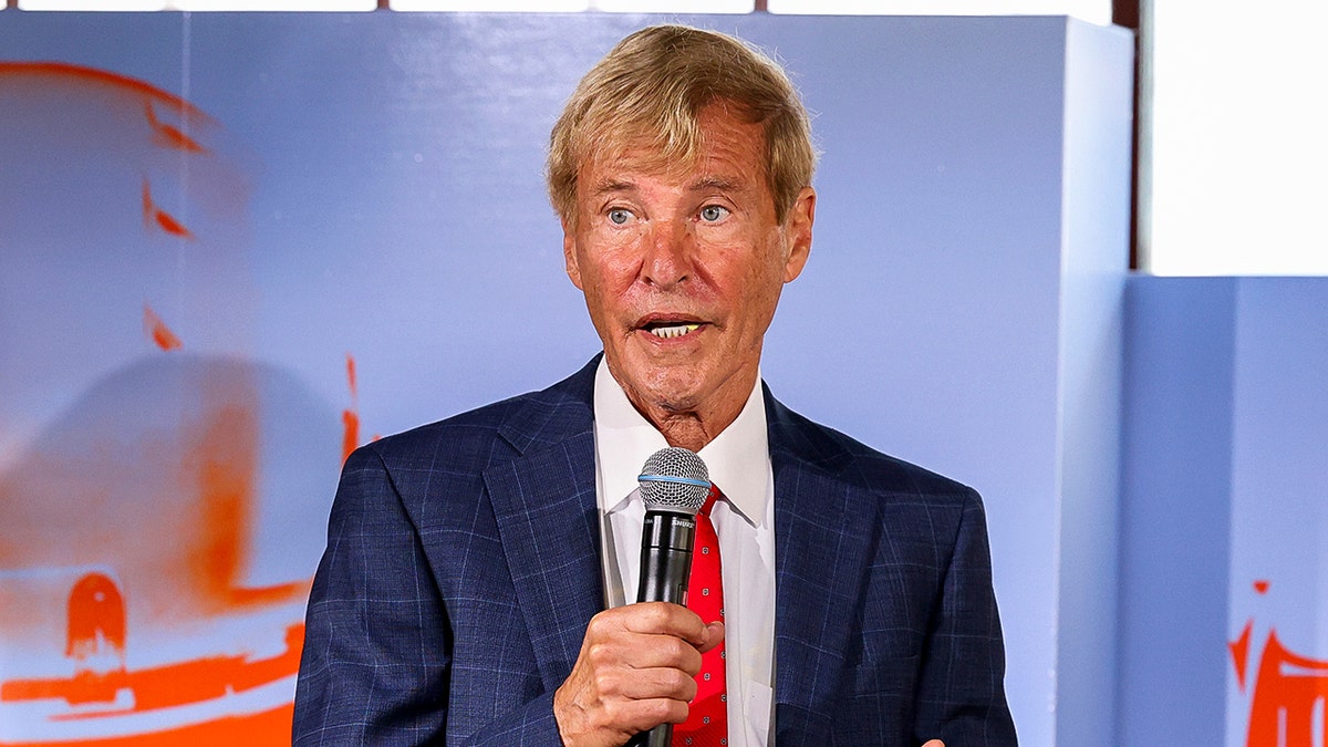 Leigh Steinberg looks out to crowd