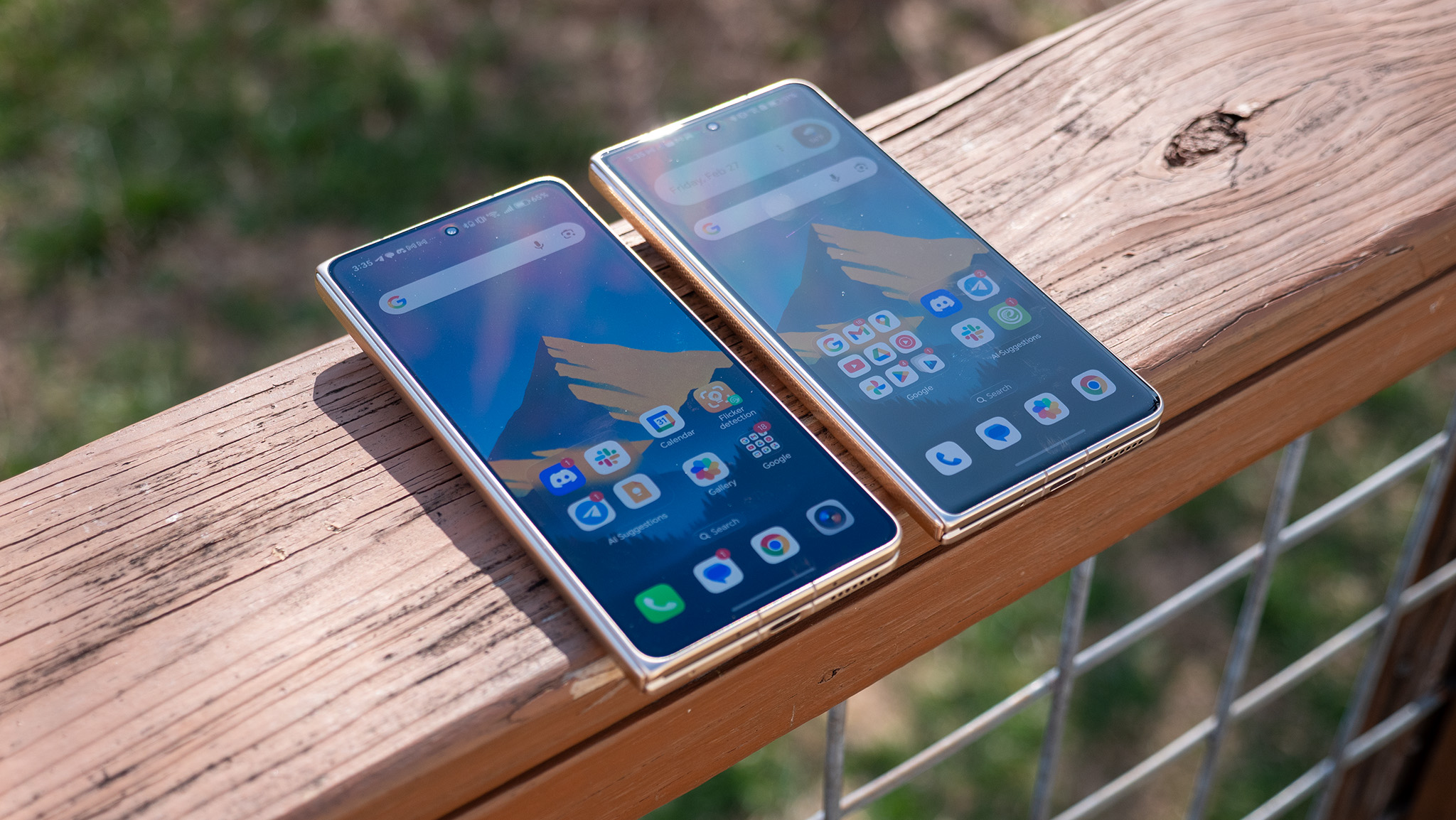 Comparing the reflectivity of the displays of the Honor Magic V6 (left) to the Honor Magic V5 (right)