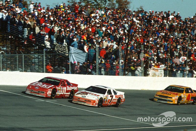 Alan Kulwicki battles with Bill Elliott 
