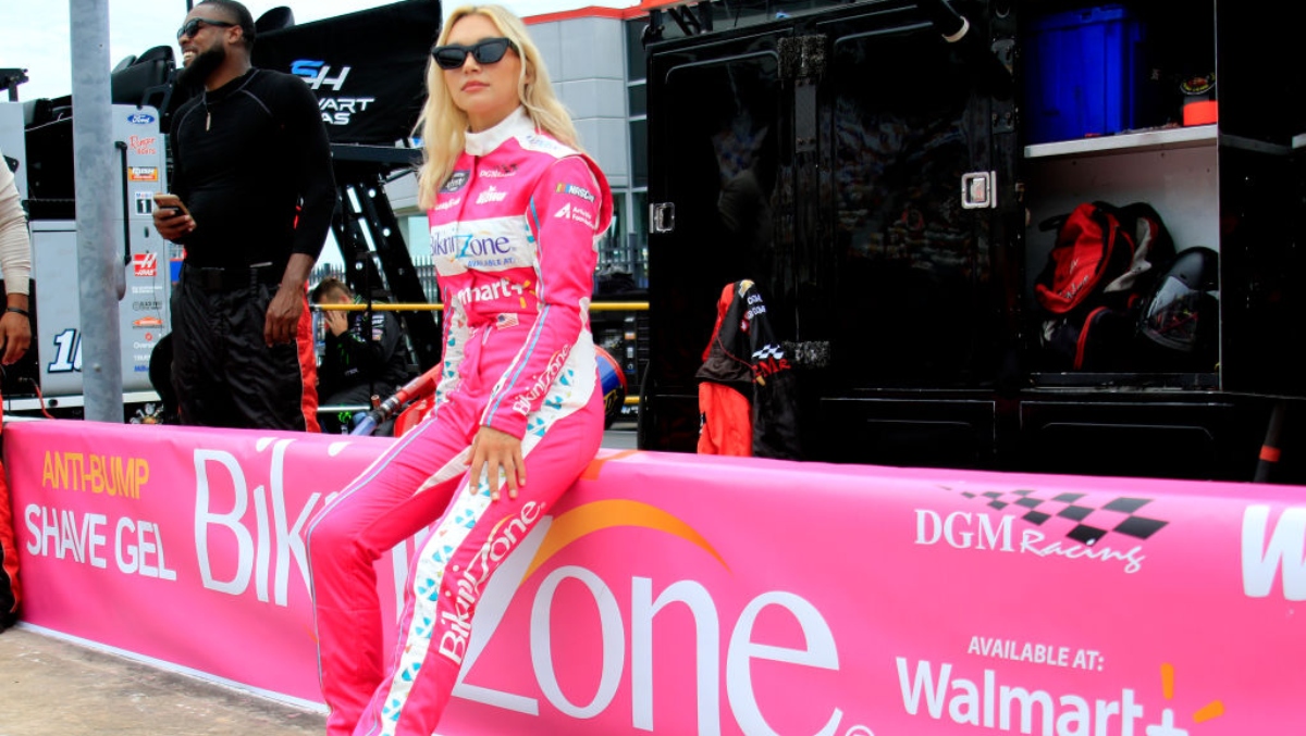 NASCAR's Hot Mom Natalie Decker Is 'Ridin' Dirty' This Weekend, Tiger Woods Gets Out Of Jail & Chili Pizza!
