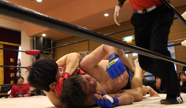 Moon Hong-beom is taking a commemorative photo with Round Girl after succeeding in the first defense of the ACF lightweight title at the Okinawa Hall in Osaka, Japan, in March 2025. Photo = Member of the Popeye Union, KMMA Fighter Agency