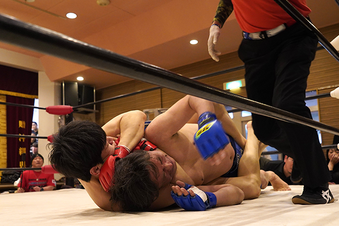 Moon Hong-beom is taking a commemorative photo with Round Girl after succeeding in the first defense of the ACF lightweight title at the Okinawa Hall in Osaka, Japan, in March 2025. Photo = Member of the Popeye Union, KMMA Fighter Agency