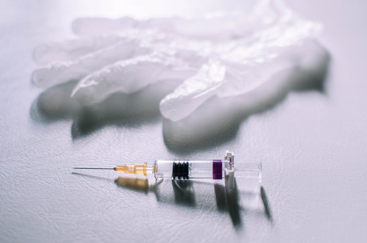 A medical syringe and disposable gloves (123rf)