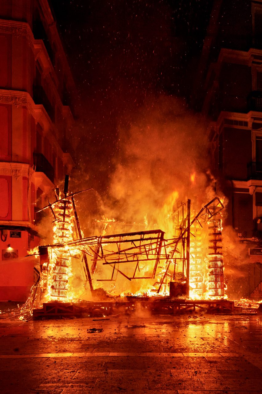 Per Ofrenar Fallas temple in Valencia by PichiAvo