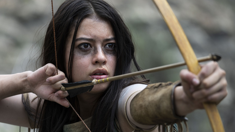Naru (Amber Midthunder) pulling back her arrow in Prey