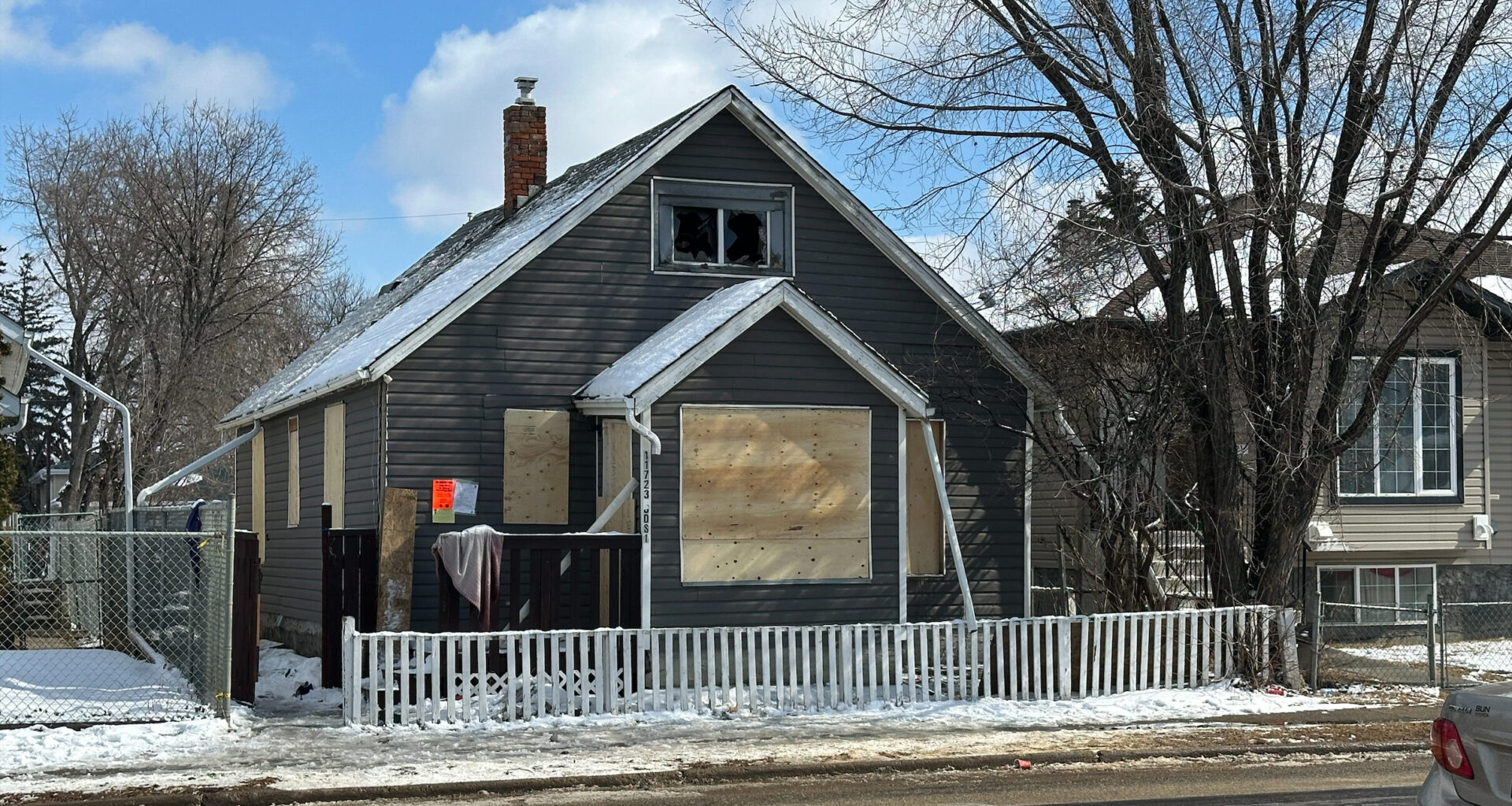 Fire crews battle morning blaze at vacant home in Edmonton's Parkdale neighbourhood