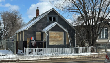 Fire crews battle morning blaze at vacant home in Edmonton's Parkdale neighbourhood