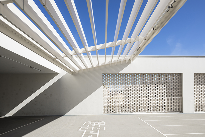 stepped white brick facade wraps school group in france by brenac & gonzalez & associés - 3