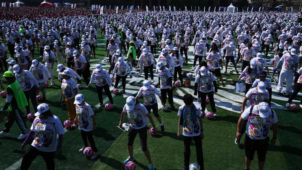 Mexico City sets world record for largest soccer class