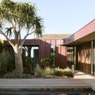 Coastal House in Victoria by Splinter Society