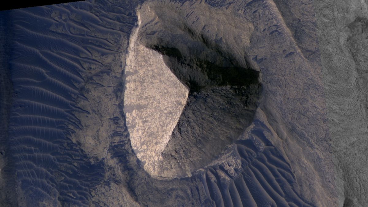 Mysterious Structure on Mars Looks Uncannily Like an Ancient Egyptian Pyramid : ScienceAlert