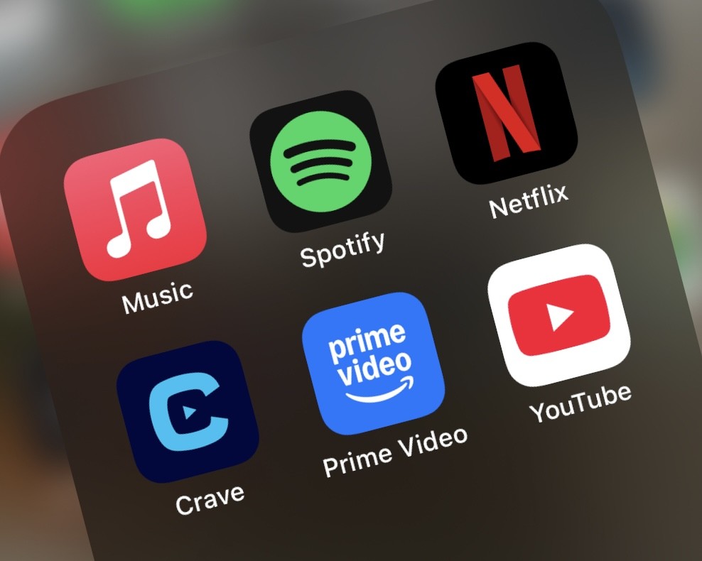 Older Quebecers spend more time online, close screen time gap: study