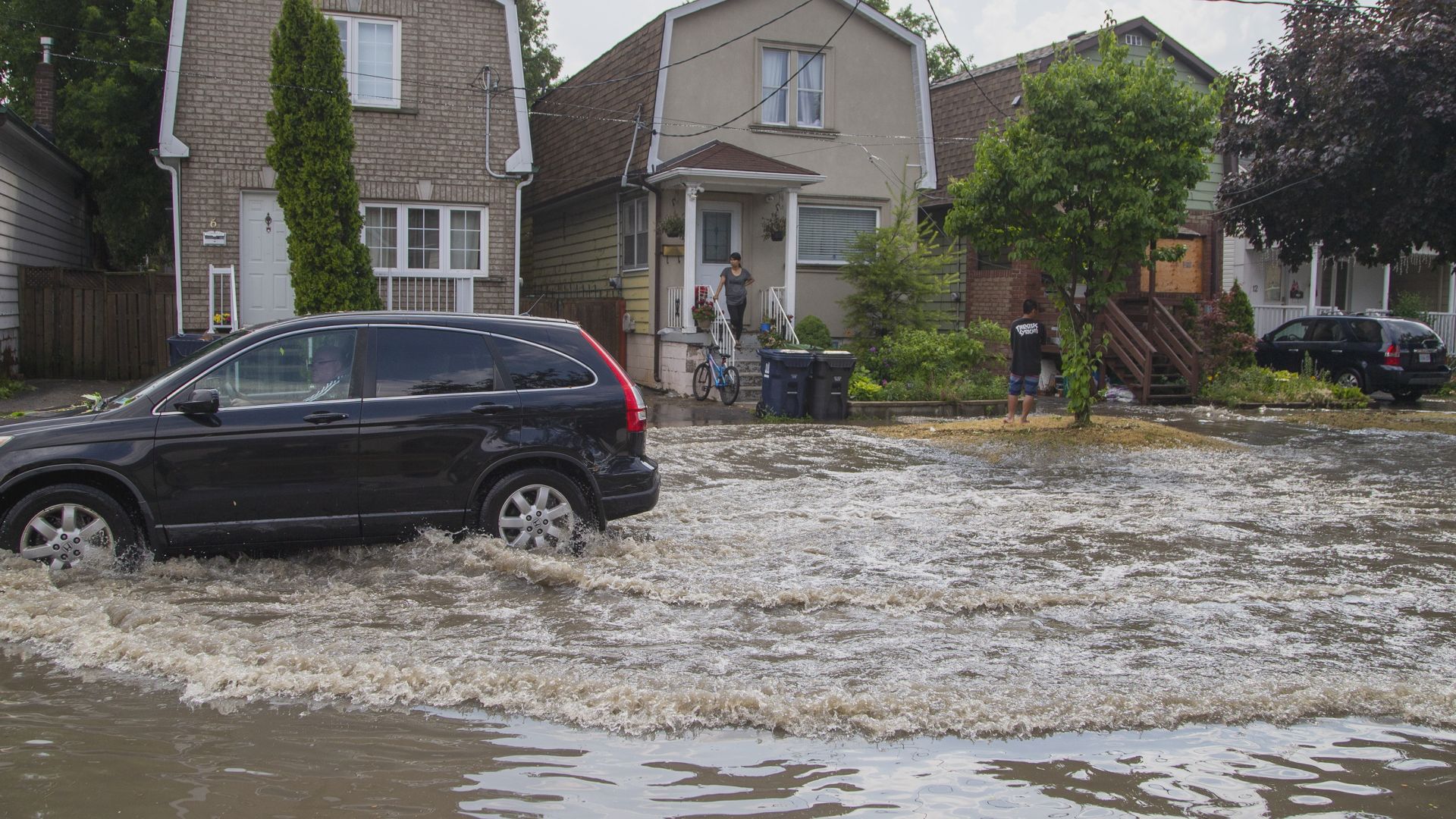 Click to play video: 'Ontario home insurance rates ‘snowballing,’ and flood claims are to blame: report'