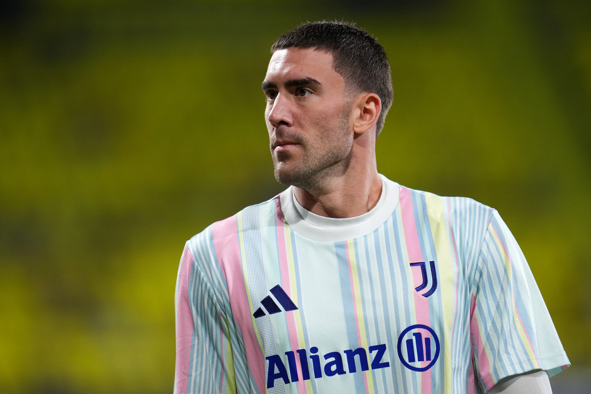 VILLARREAL, SPAIN - OCTOBER 01: Dusan Vlahovic of Juventus looks on prior to the UEFA Champions League 2025/26 League Phase MD2 match between Villarreal CF and Juventus at Estadio de la Ceramica on October 01, 2025 in Villarreal, Spain. (Photo by Aitor Alcalde/Getty Images)