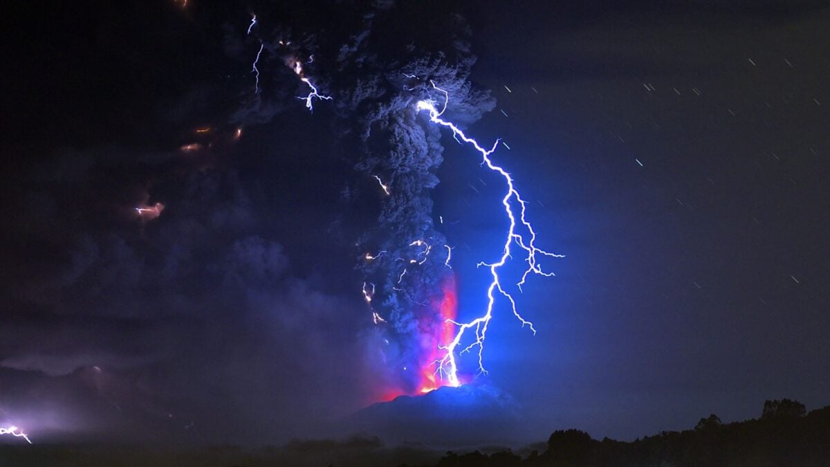 Physicists Say They've Cracked the Mystery of Volcanic Lightning
