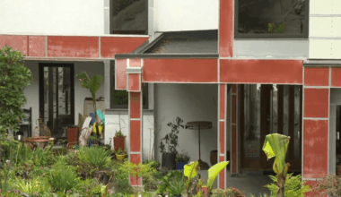 Legal battle ensues over West Vancouver mansion ordered demolished in 2021 - BC