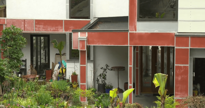 Legal battle ensues over West Vancouver mansion ordered demolished in 2021 - BC