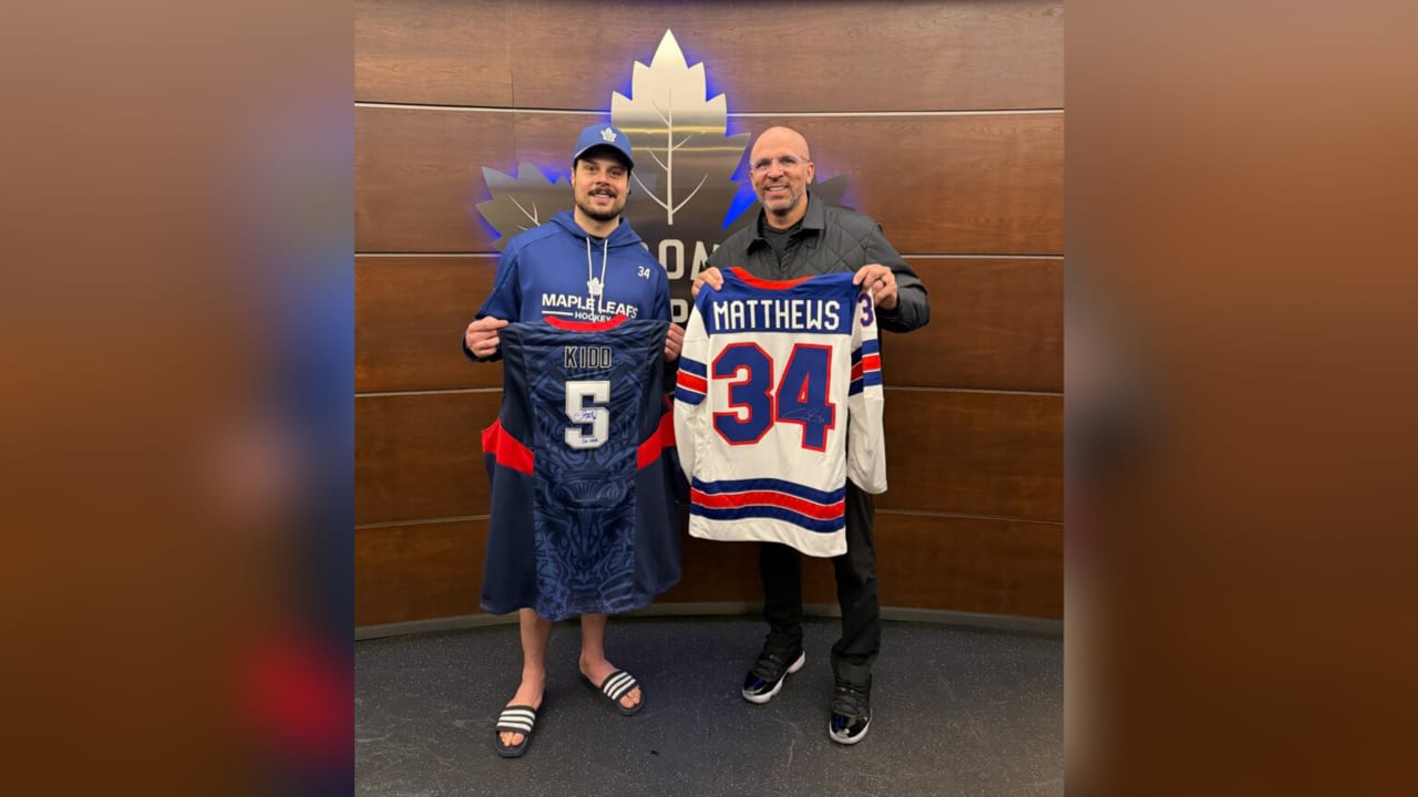Matthews swaps Olympic jerseys with basketball star Jason Kidd