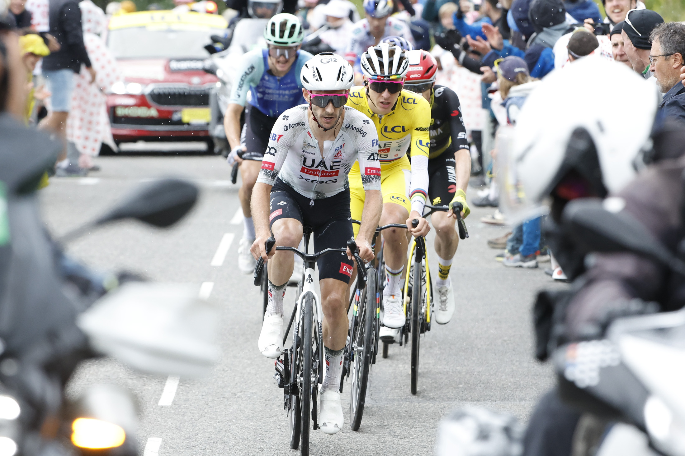 COURCHEVEL, COL DE LA LOZE, FRANCE - JULY 24: Adam Yates of Great Britain and UAE Team Emirates - XRG leads yellow jersey Tadej Pogacar of Slovenia and UAE Team Emirates - XRG during Stage 18 of the 112th Tour de France 2025, a 171.5 km stage from Vif to Courchevel, Col de la Loze on July 24, 2025 in Courchevel, France. (Photo by Jean Catuffe/Getty Images)