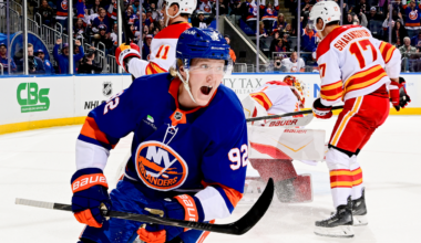 Holmstrom scores twice, Islanders hold off Flames