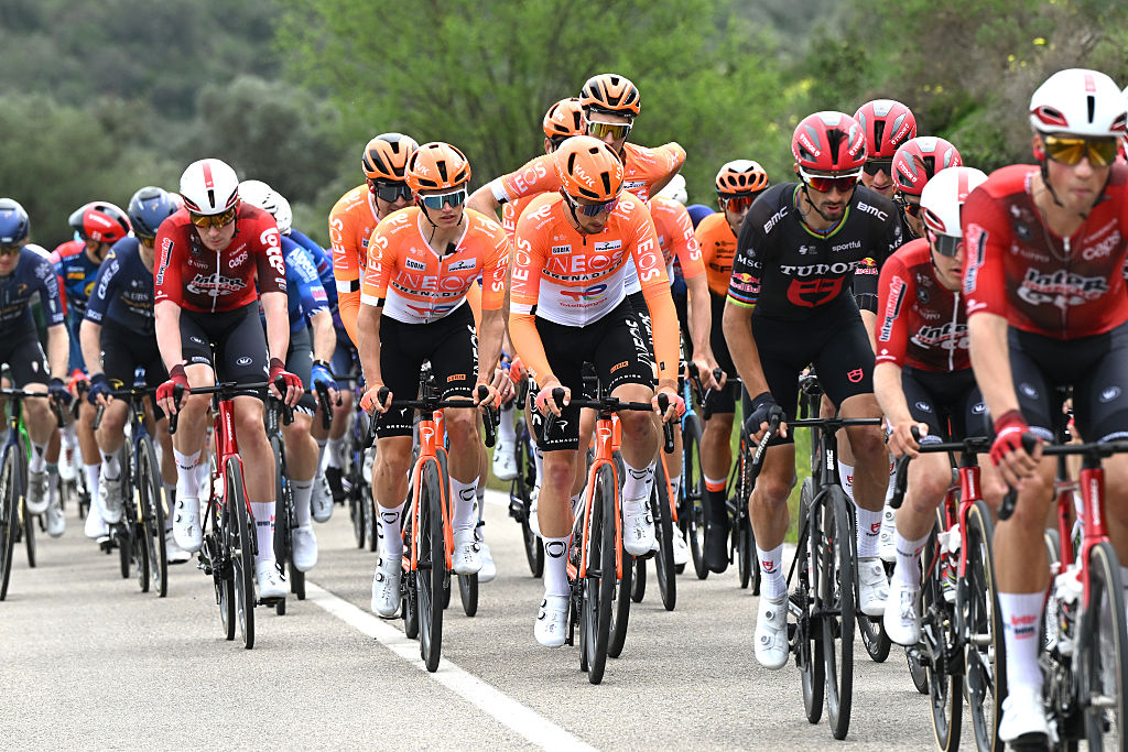 Oscar Onley and K&eacute;vin Vauquelin in part of a larger group the Volta ao Algarve
