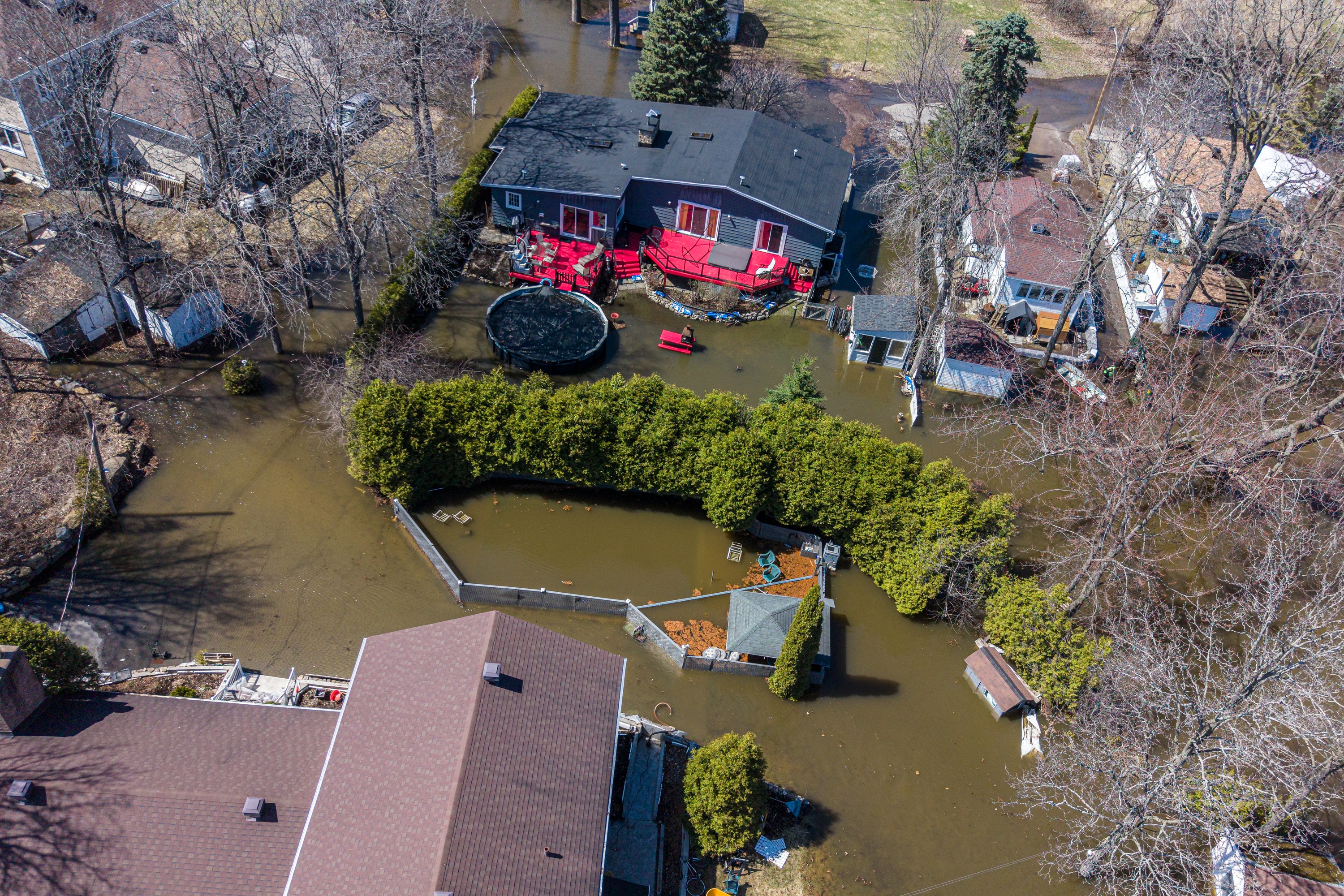 Watter surrounds homes