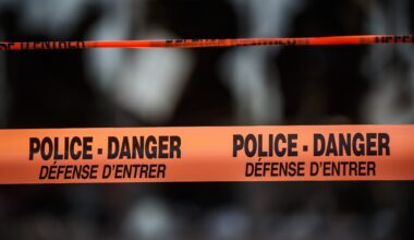 Bilingual messages on police tape.